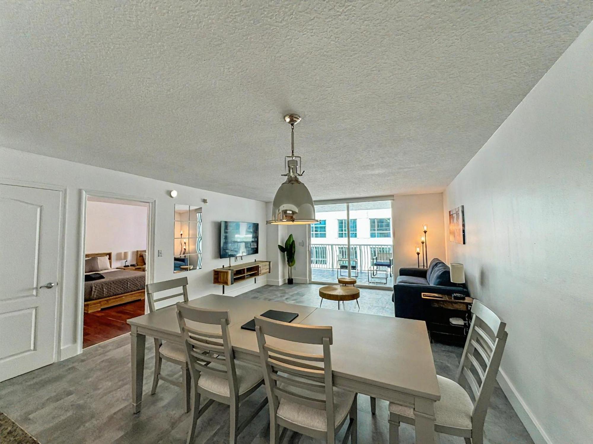 Ferienwohnung Elegant Centric Vibrant Pool Jacuzzi Free Parking Miami Exterior foto