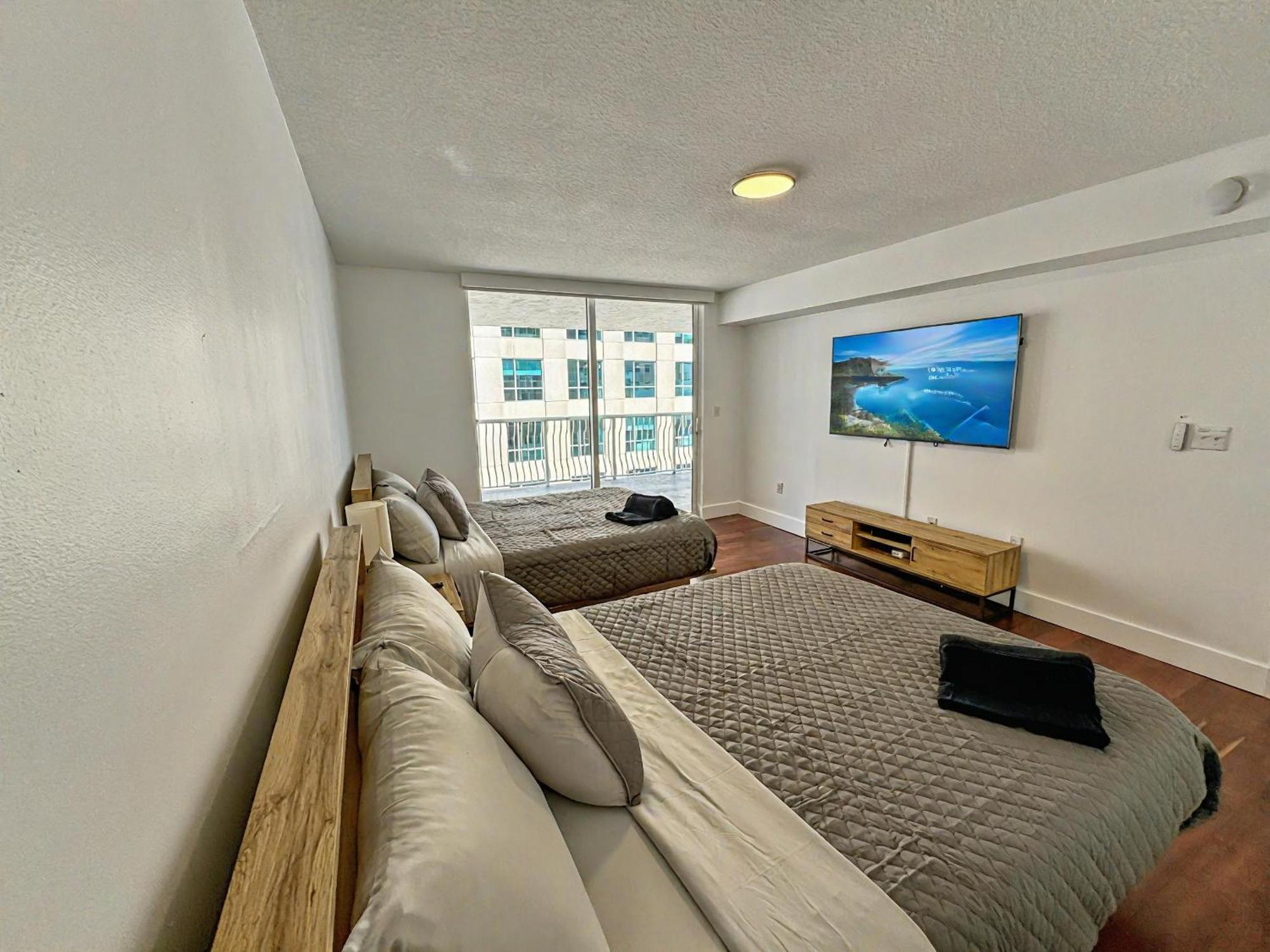 Ferienwohnung Elegant Centric Vibrant Pool Jacuzzi Free Parking Miami Exterior foto